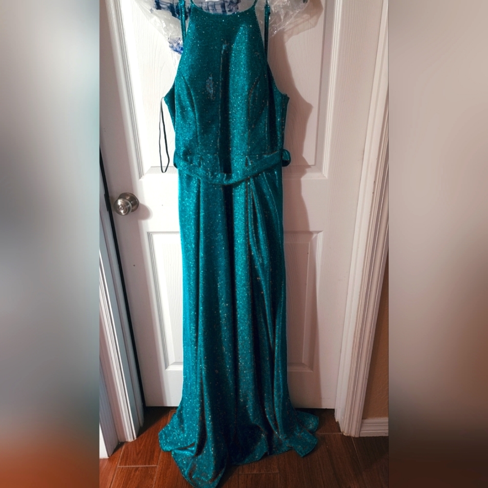 ✨️🫧 Beautiful teal gown 🫧✨️